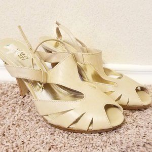 Audrey Brooke Nude Leather Peep Toe 7M
